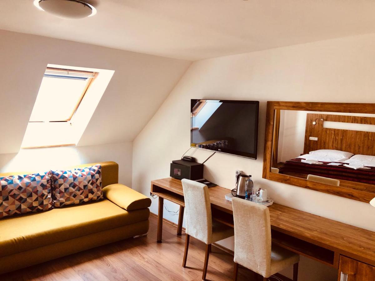 Hotel & Penzion Grand Matej Banska Stiavnica Bagian luar foto