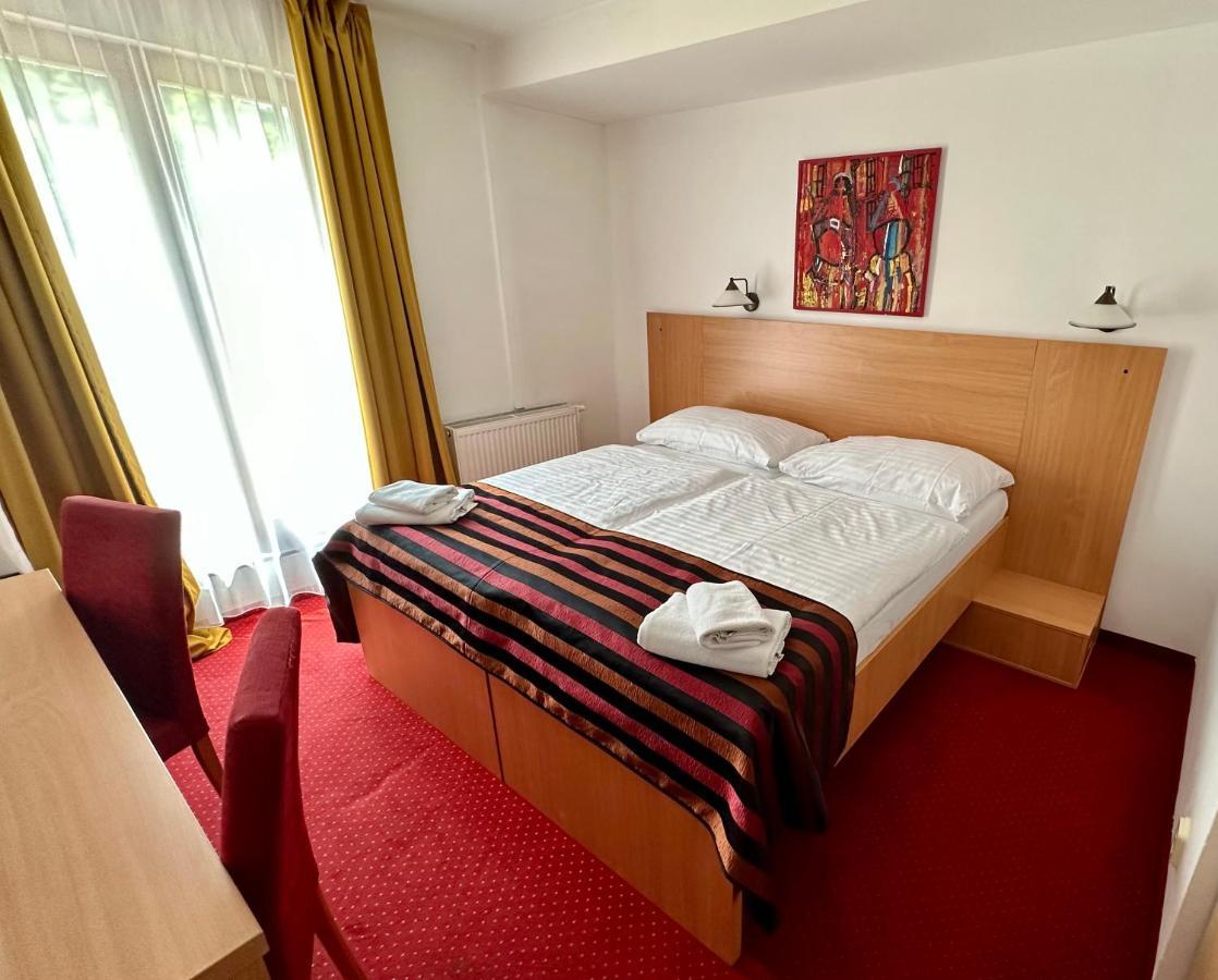 Hotel & Penzion Grand Matej Banska Stiavnica Bagian luar foto