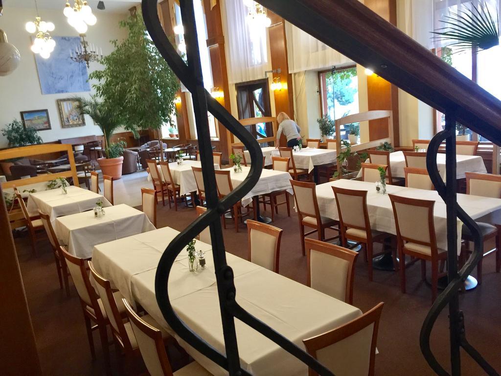 Hotel & Penzion Grand Matej Banska Stiavnica Bagian luar foto