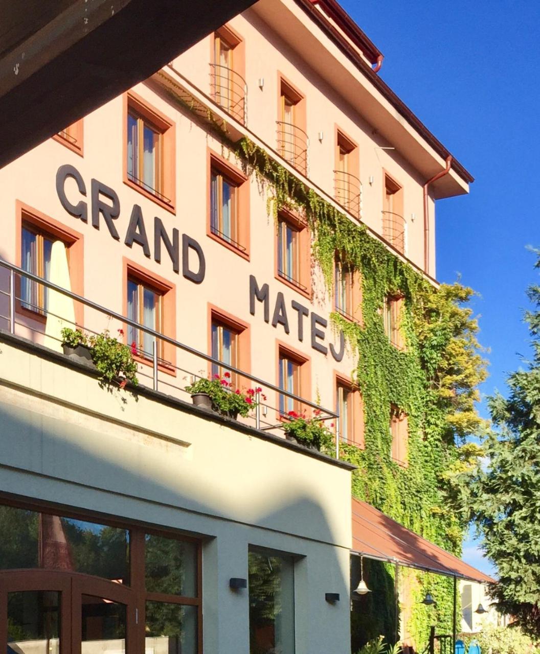 Hotel & Penzion Grand Matej Banska Stiavnica Bagian luar foto