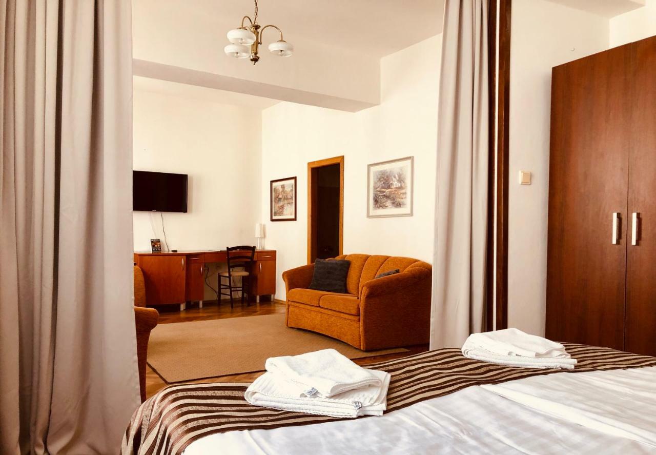 Hotel & Penzion Grand Matej Banska Stiavnica Bagian luar foto