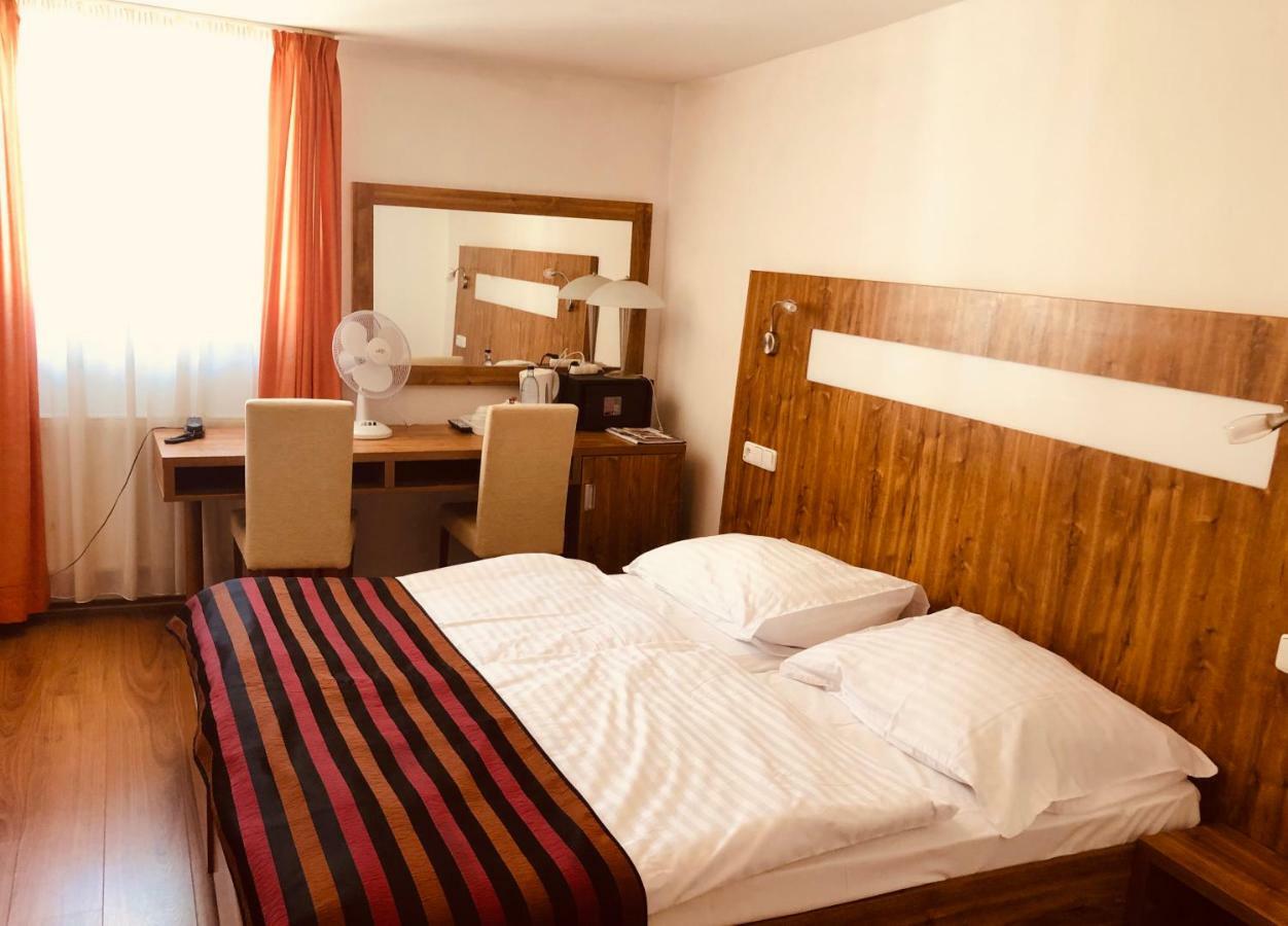 Hotel & Penzion Grand Matej Banska Stiavnica Bagian luar foto