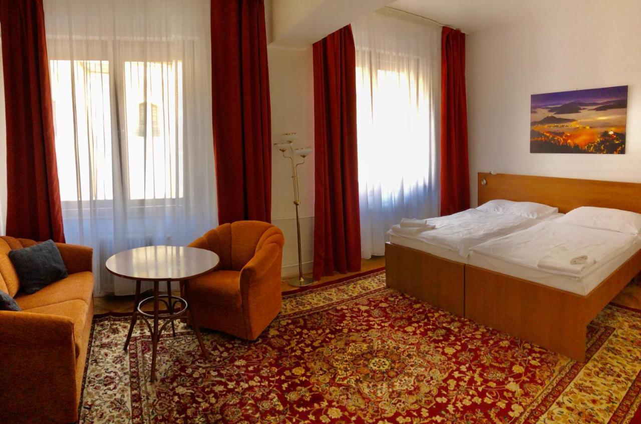 Hotel & Penzion Grand Matej Banska Stiavnica Bagian luar foto