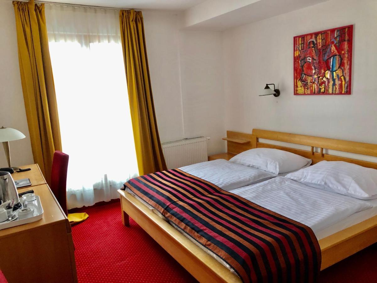 Hotel & Penzion Grand Matej Banska Stiavnica Bagian luar foto