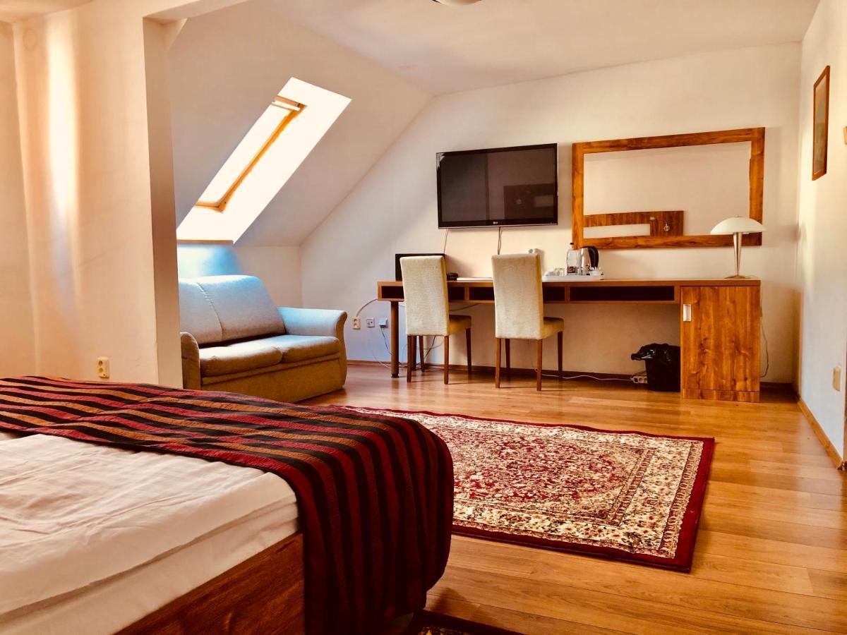 Hotel & Penzion Grand Matej Banska Stiavnica Bagian luar foto