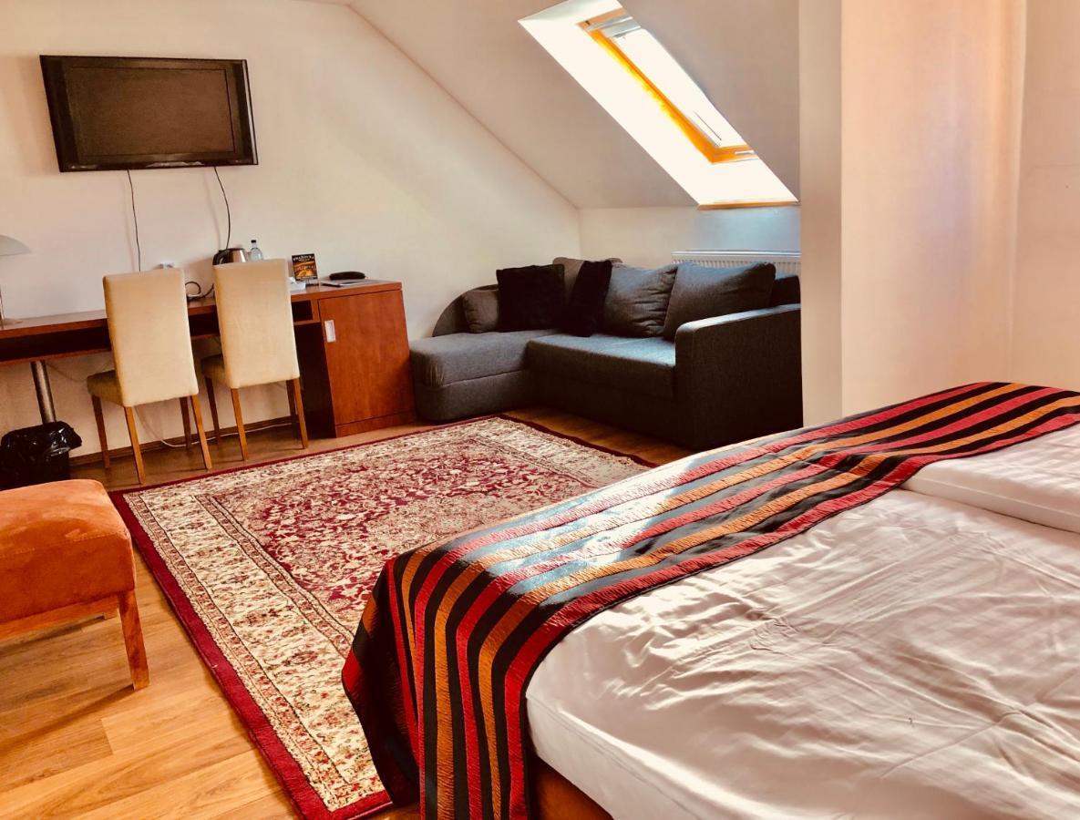 Hotel & Penzion Grand Matej Banska Stiavnica Bagian luar foto