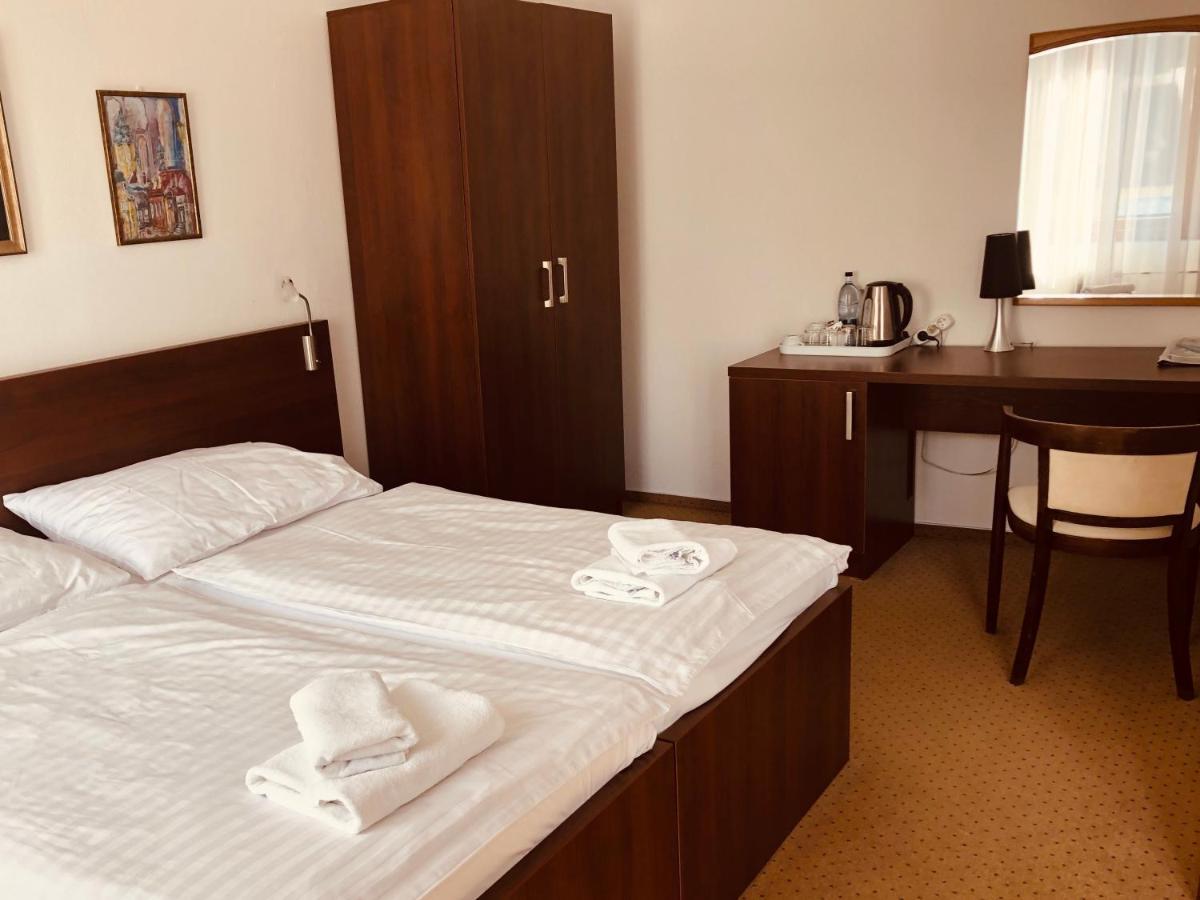 Hotel & Penzion Grand Matej Banska Stiavnica Bagian luar foto